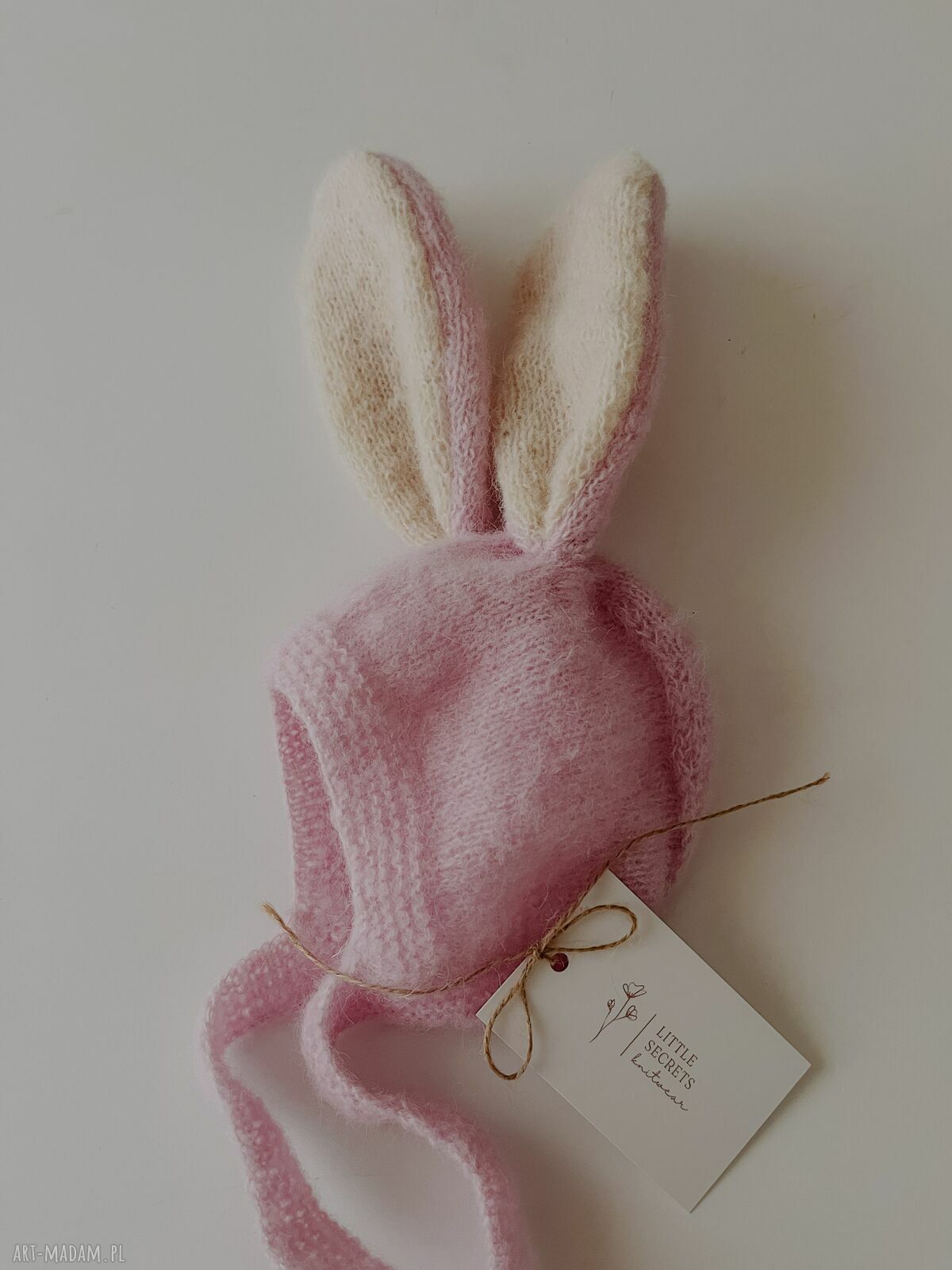 Ręcznie robiona czapeczka niemowlęca Happy Bunny z króliczymi uszkami