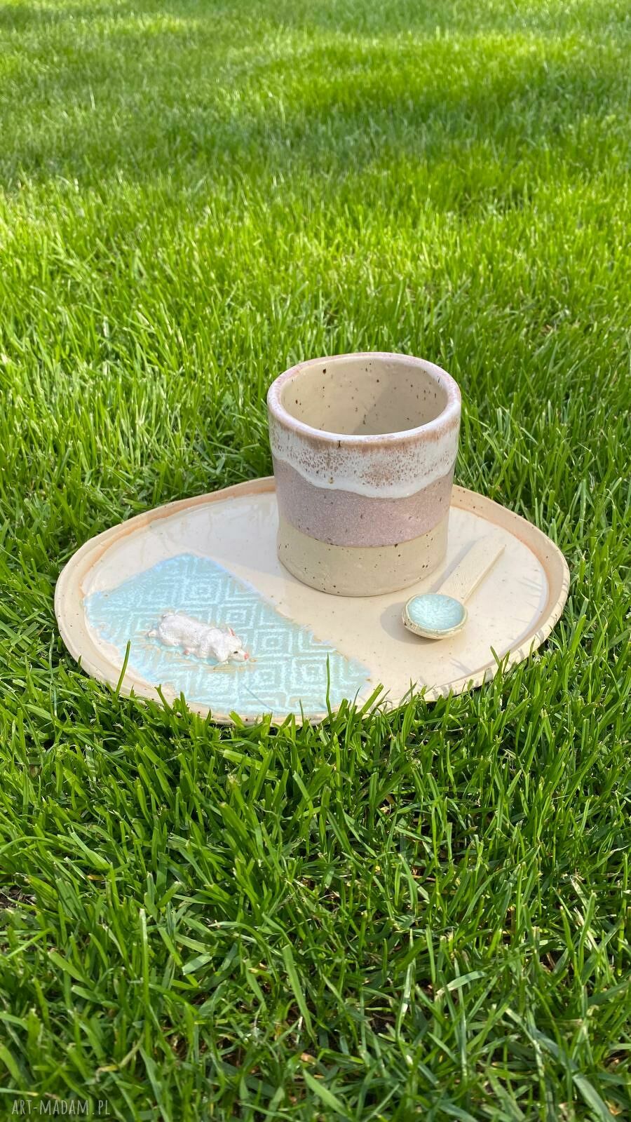 Ceramiczny zestaw do kawy i herbaty z białym pieskiem - kubek, talerzyk i łyżeczka