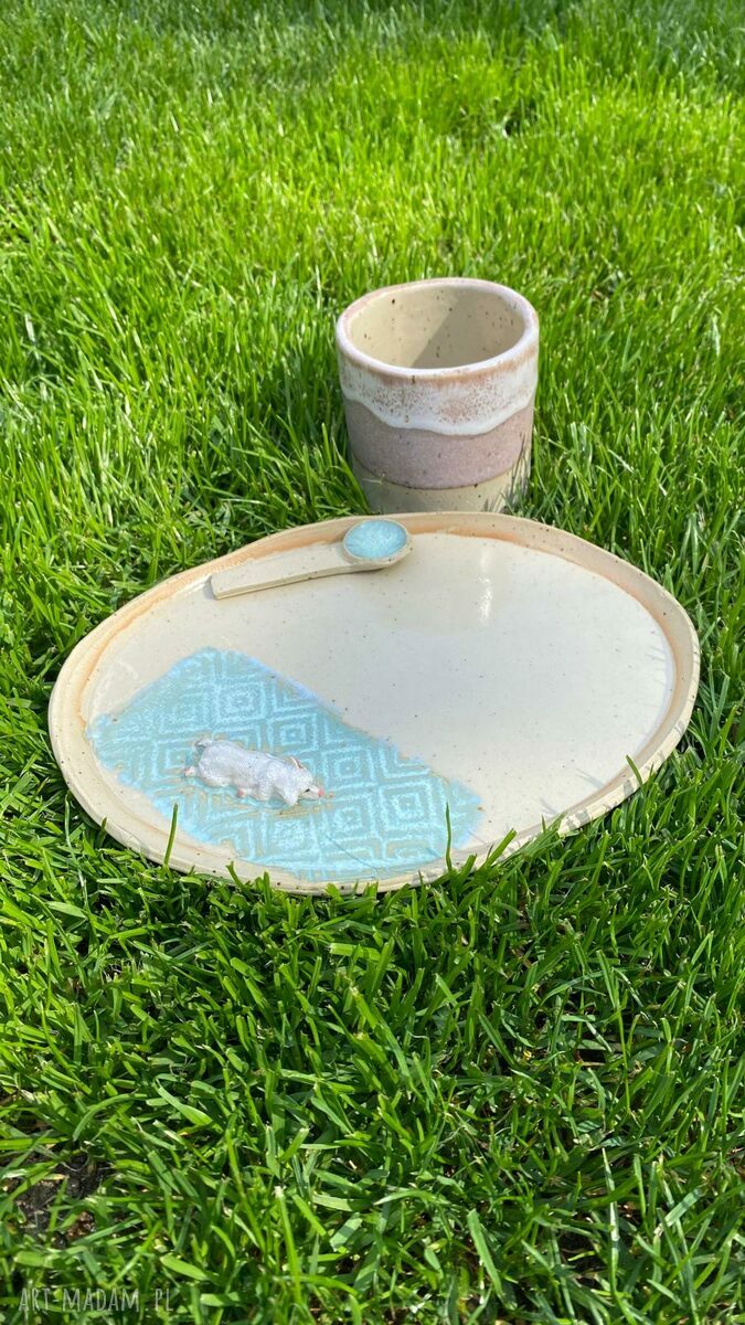 Ceramiczny zestaw do kawy i herbaty z białym pieskiem - kubek, talerzyk i łyżeczka