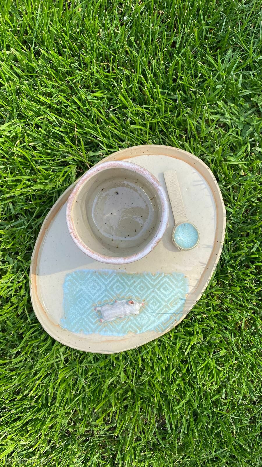 Ceramiczny zestaw do kawy i herbaty z białym pieskiem - kubek, talerzyk i łyżeczka