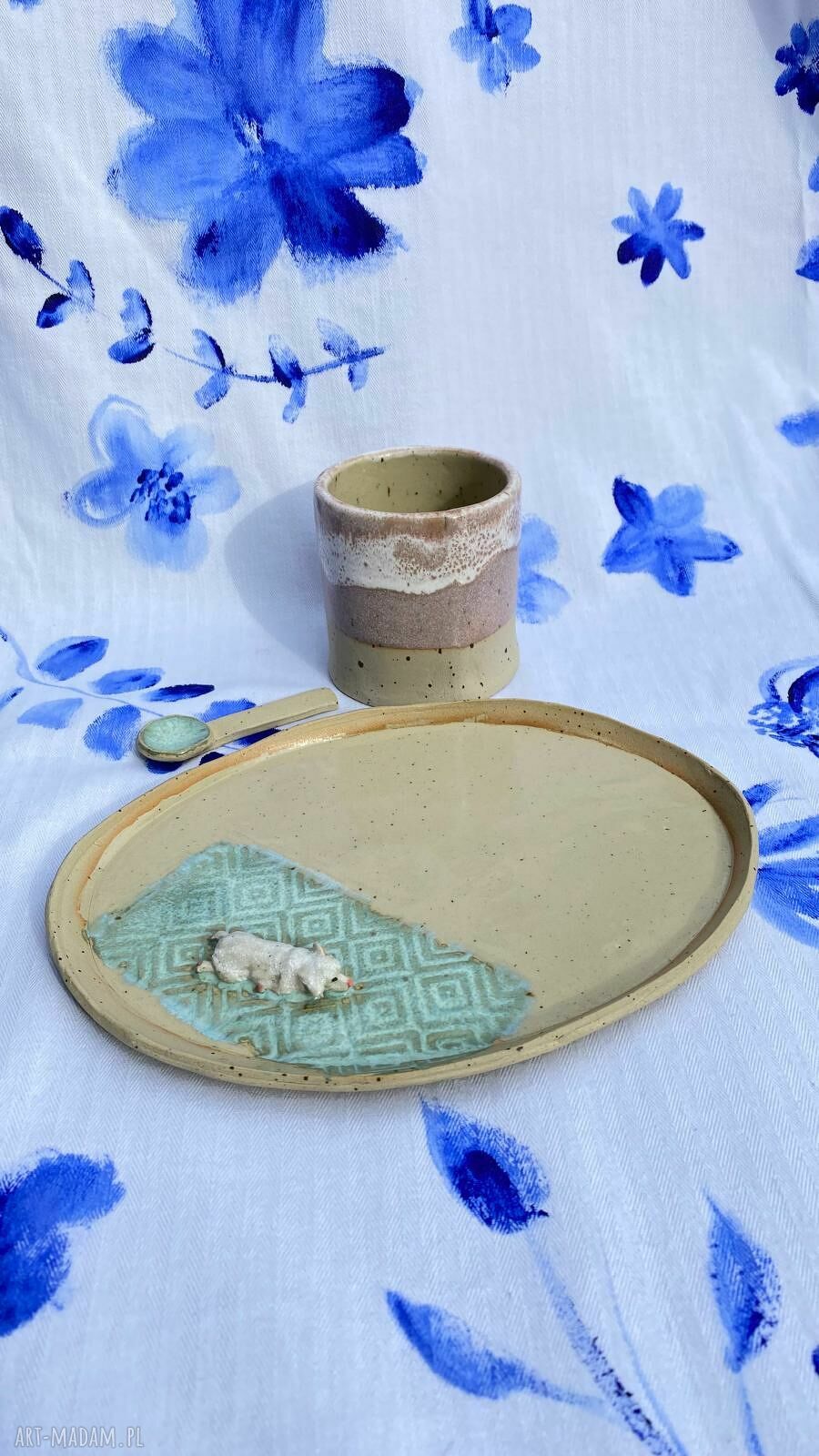 Ceramiczny zestaw do kawy i herbaty z białym pieskiem - kubek, talerzyk i łyżeczka
