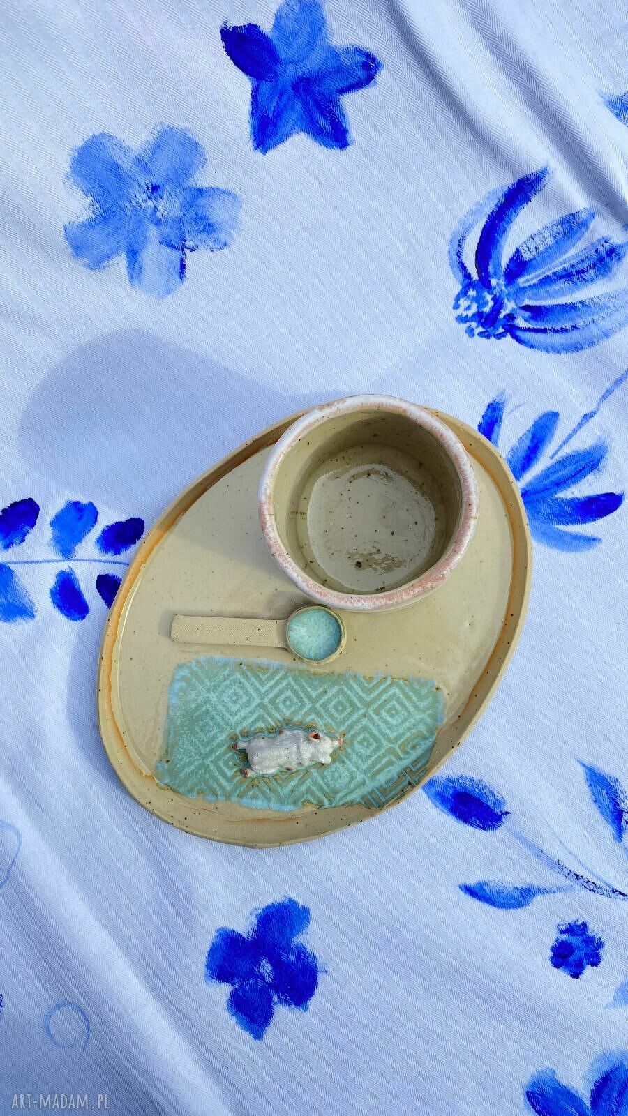 Ceramiczny zestaw do kawy i herbaty z białym pieskiem - kubek, talerzyk i łyżeczka
