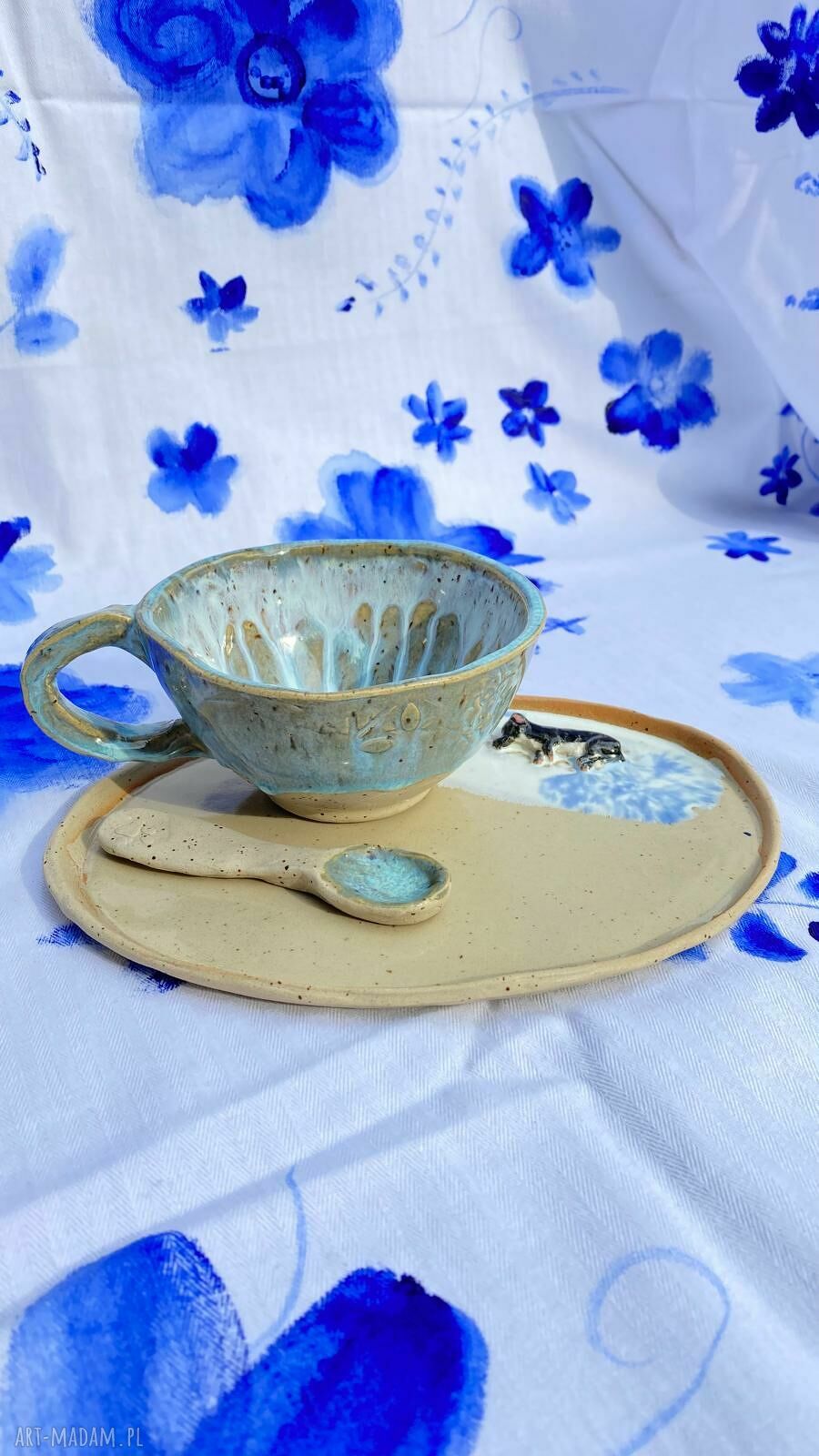 Niepowtarzalny ceramiczny zestaw do kawy i herbaty z pieskiem - filiżanka, talerzyk i łyżeczka