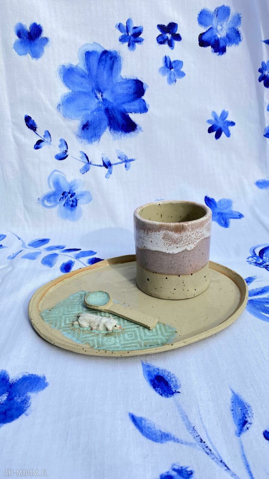Ceramiczny zestaw do kawy i herbaty z białym pieskiem - kubek, talerzyk i łyżeczka