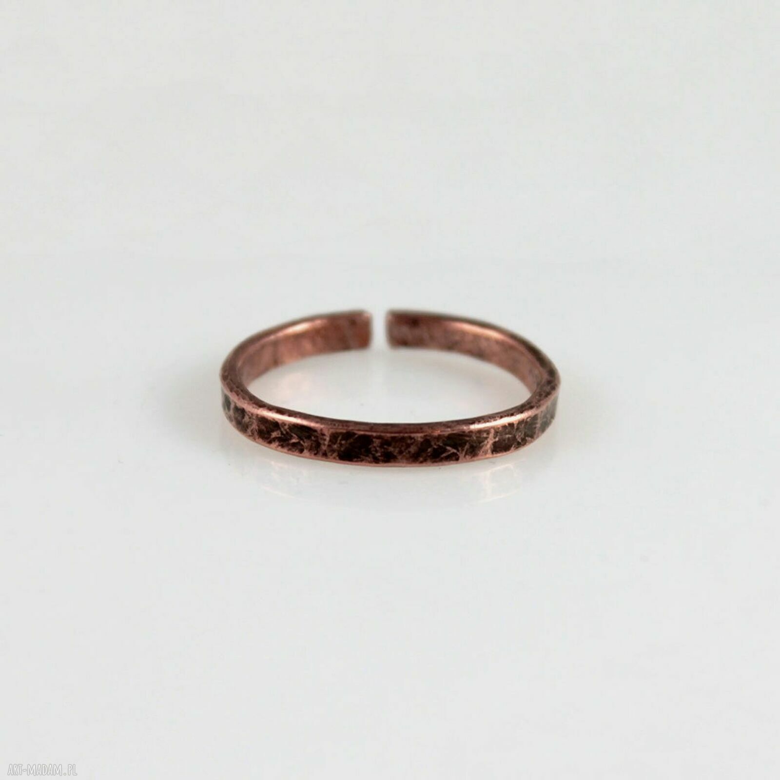 Minimalistyczna miedziana obrączka unisex z patyną