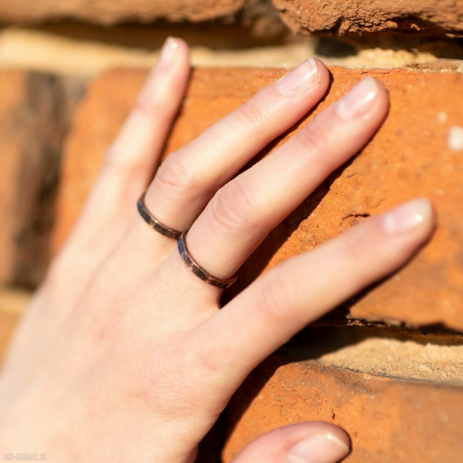 Minimalistyczna miedziana obrączka unisex z patyną