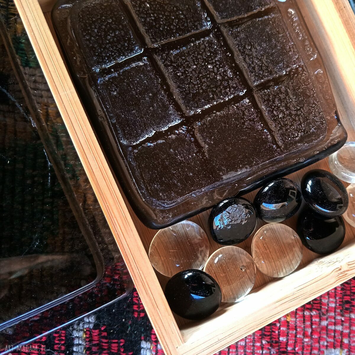 Ręcznie wykonana gra Tic Tac Toe ze szkła w drewnianym pudełku ze szklanym wieczkiem