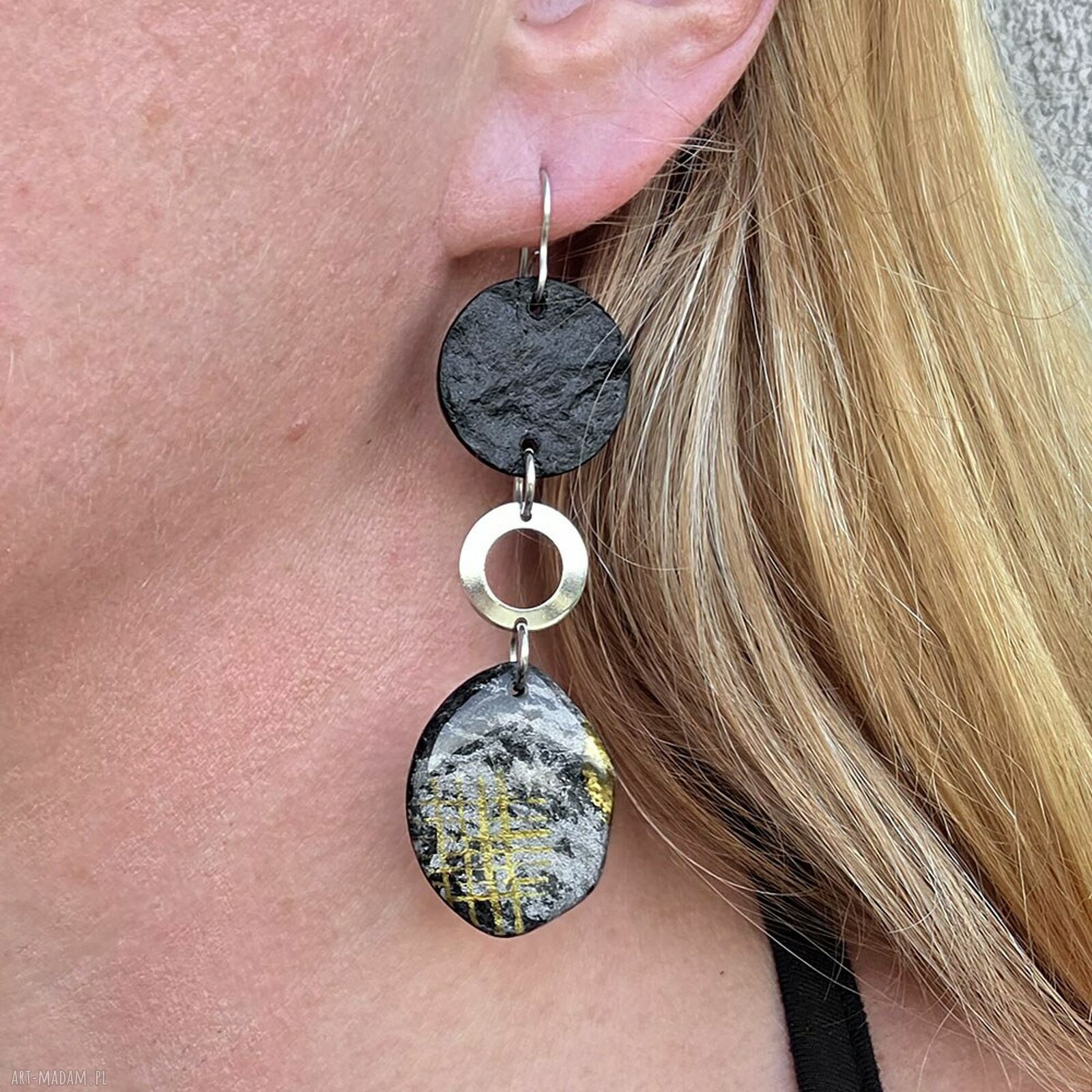 Asymetryczne kolczyki w industrialnym stylu z papieru i żywicy