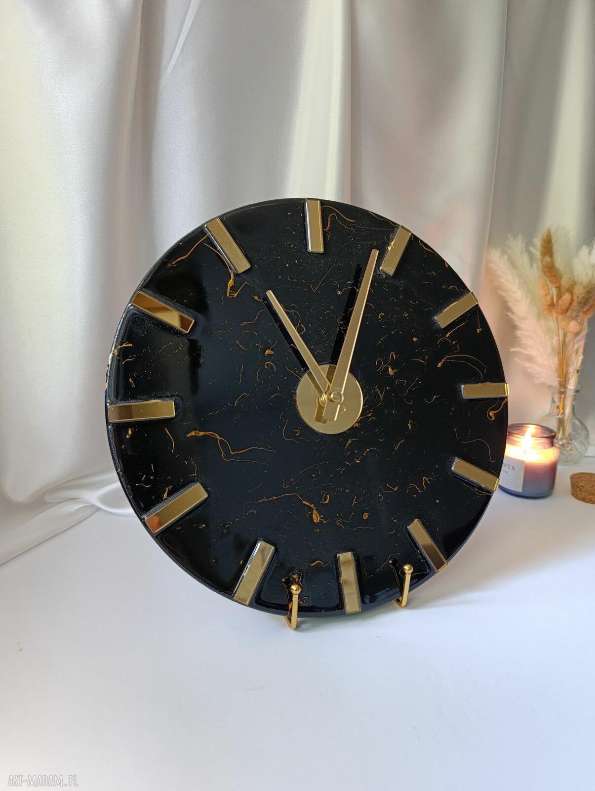 Czarny zegar ścienny 30 cm w stylu glamour z żywicy epoksydowej