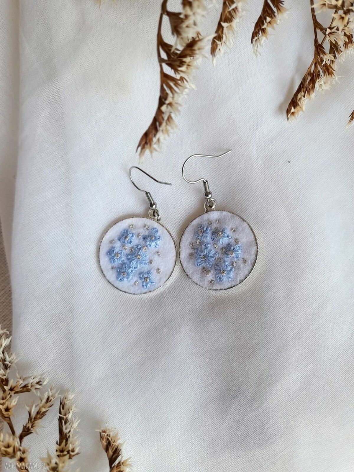 Kolczyki Niezapominajki na śniegu - okrągłe haftowane dla mamy
