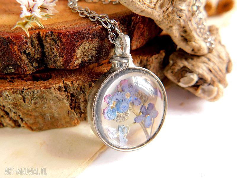 Niezapominajki w szkle - okrągły wisiorek szklany handmade z suszonych kwiatów