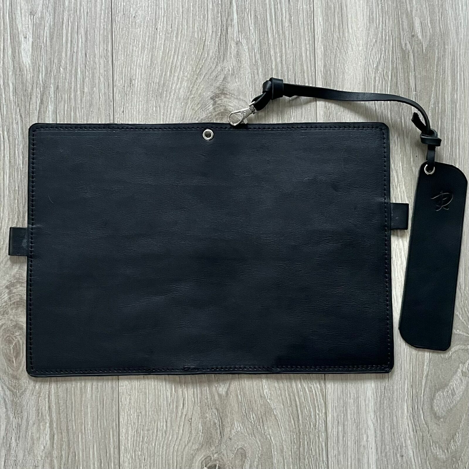 akcesoria: Czarna okładka skórzana na książkę formatu A 5. Ręcznie robione