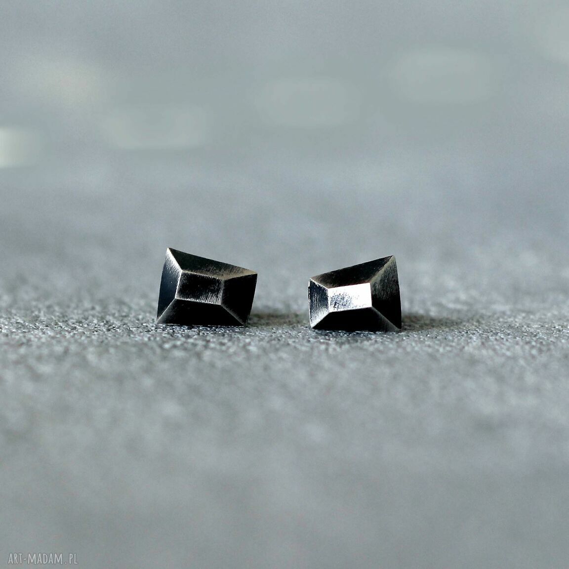 Nowoczesne kolczyki srebrne wkrętki - oksydowane geometryczne diamenty