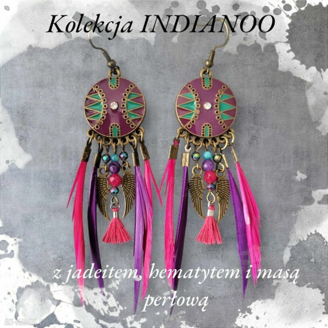 Kolczyki wiszące boho INDIANOO z piórkami, emaliowaną zawieszką i cyrkonią