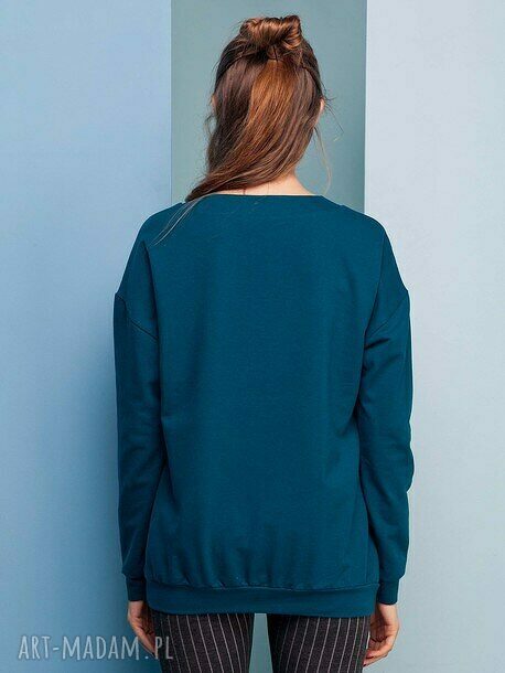 Sweter o prostym kroju