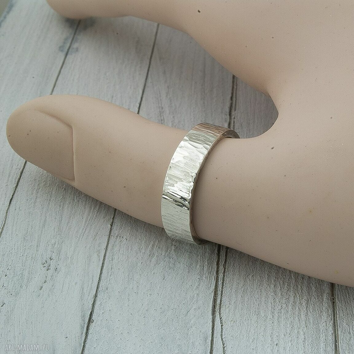 Ręcznie wykonana obrączka z srebra 925 moletowana (07)