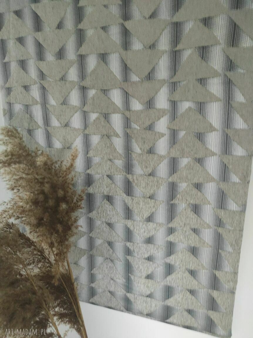 Obraz materiałowy na ścianę 70 x 100 cm w szaro-beżowej ramie z delikatnym połyskiem