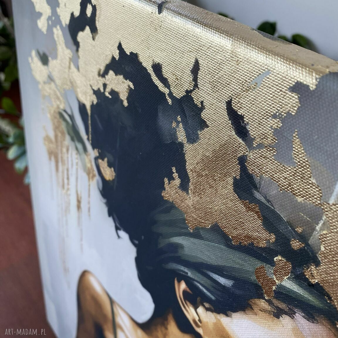 Obraz kobieta beżowy ze złotem - czarnoskóra - wydruk na płótnie 50x50 cm