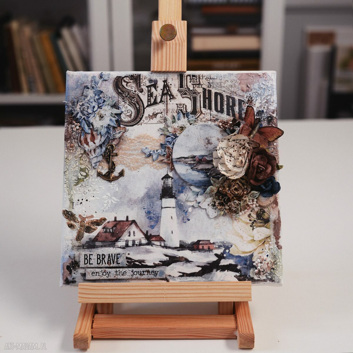 Obraz mix-mediowy morski z latarnią morską, morzem i kwiatami (20 x 20 cm)