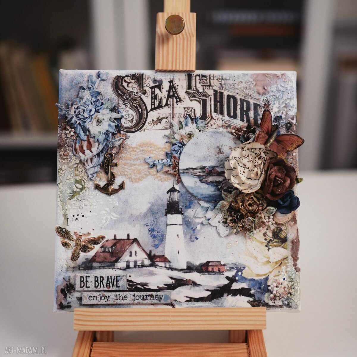 Obraz mix-mediowy morski z latarnią morską, morzem i kwiatami (20 x 20 cm)
