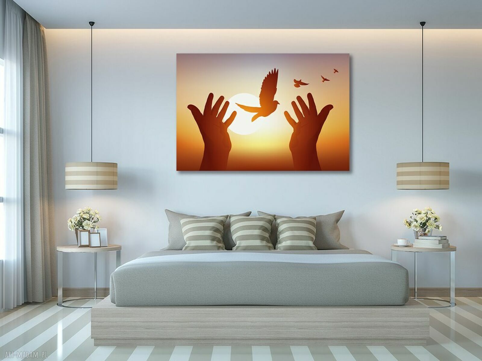 Ptak w locie na tle zachodzącego słońca - obraz na płótnie 120x80 cm