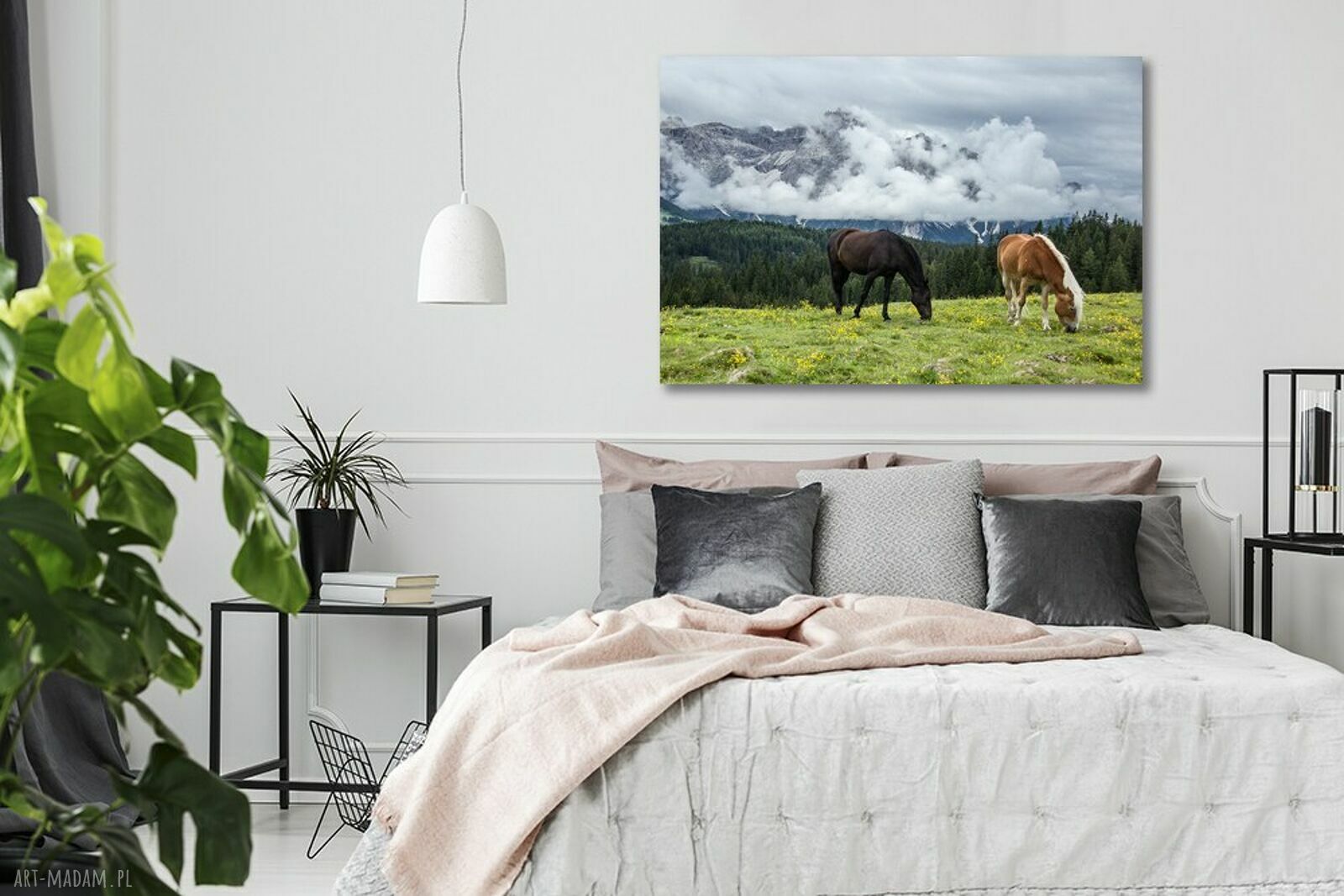 Obraz na płótnie - pasące się konie w górskim krajobrazie 120x80 cm