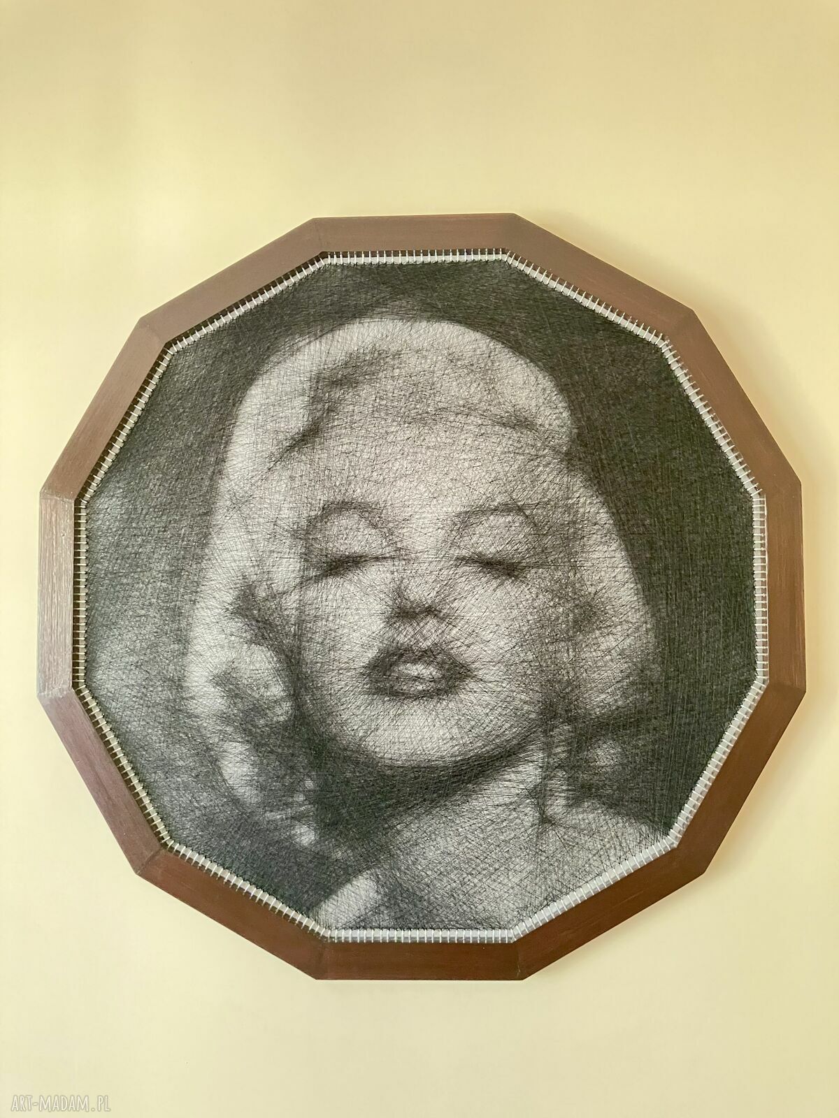 Obraz wykonany nicią: „Marilyn Monroe” - string art 84x84 cm
