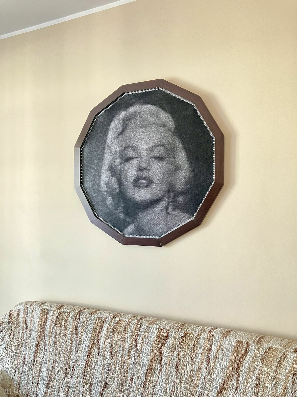 Obraz wykonany nicią: „Marilyn Monroe” - string art 84x84 cm