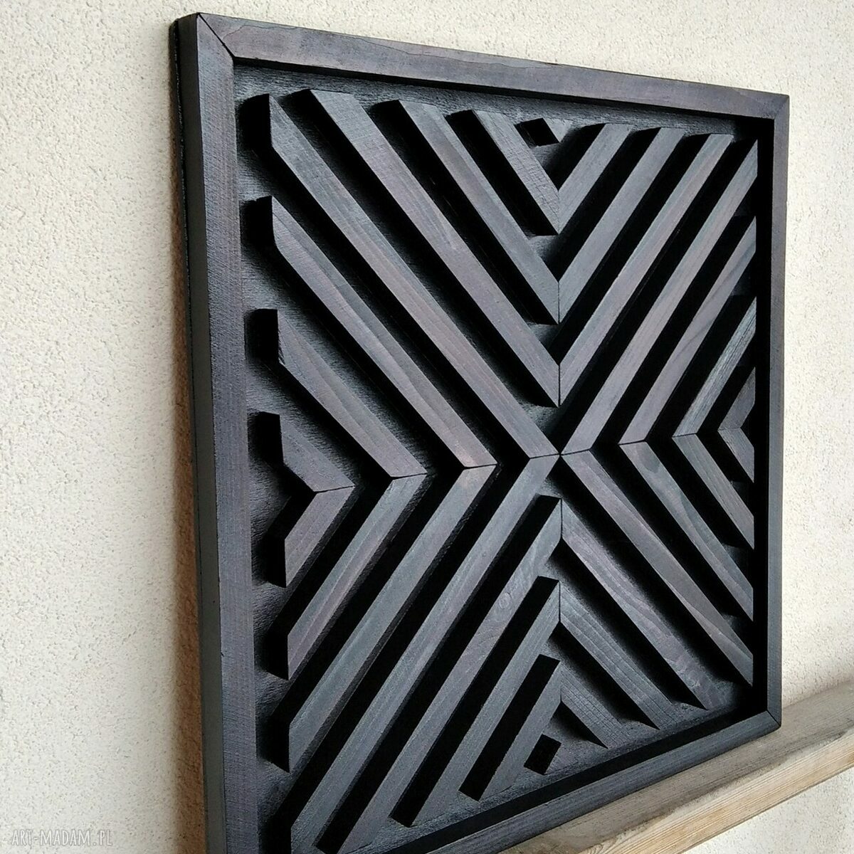 Obraz z drewna - czarna abstrakcja 3D gotowa do zawieszenia (ok. 50x50 cm)