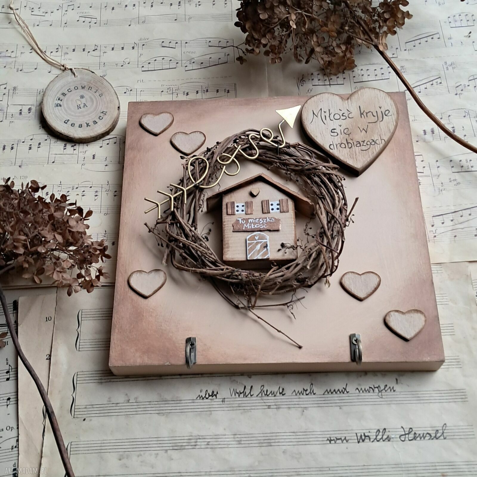 Ręcznie malowany obrazek z domkiem pełnym miłości i wieszaczkami (20x20 cm)