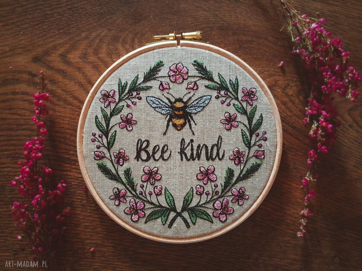 Obrazek haftowany Bee kind - dekoracja z pszczołą do wnętrza
