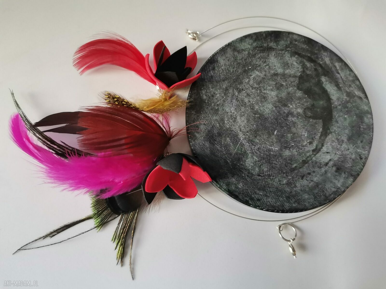 Naszyjnik obroża z piórami - choker boho blisko szyi