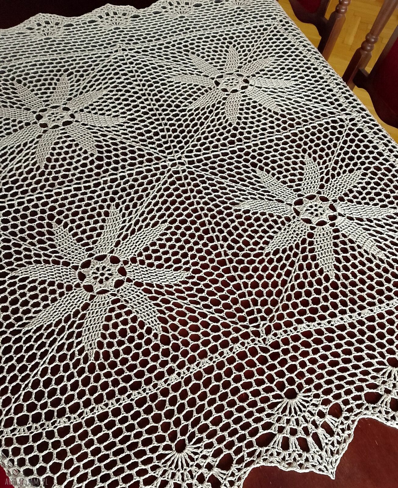 Beżowy obrus 120x120 cm z bawełny 100% - koronkowa siateczka vintage, ręczne wykonanie