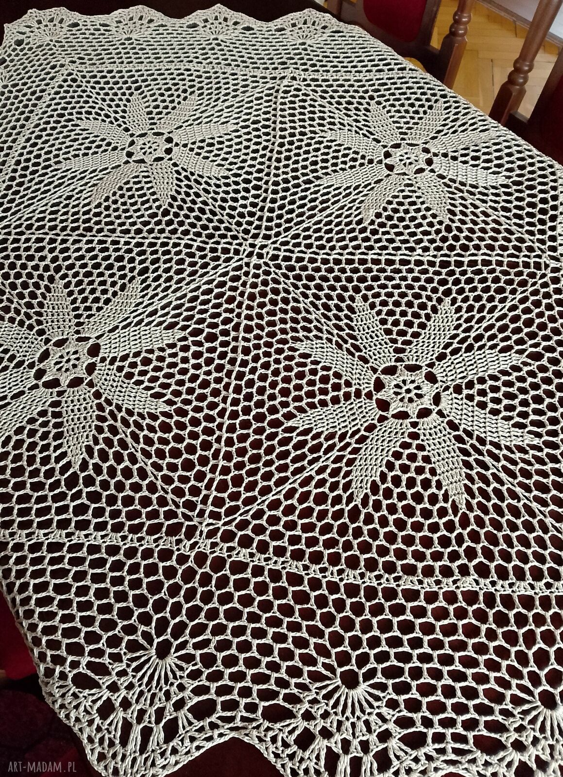 Beżowy obrus 120x120 cm z bawełny 100% - koronkowa siateczka vintage, ręczne wykonanie