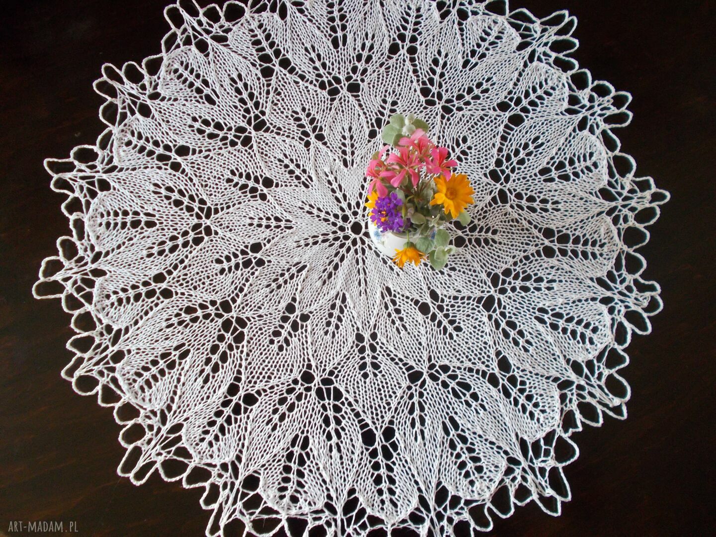 Biały, koronkowy obrus na drutach 65 cm - efekt 3D z 100% bawełny