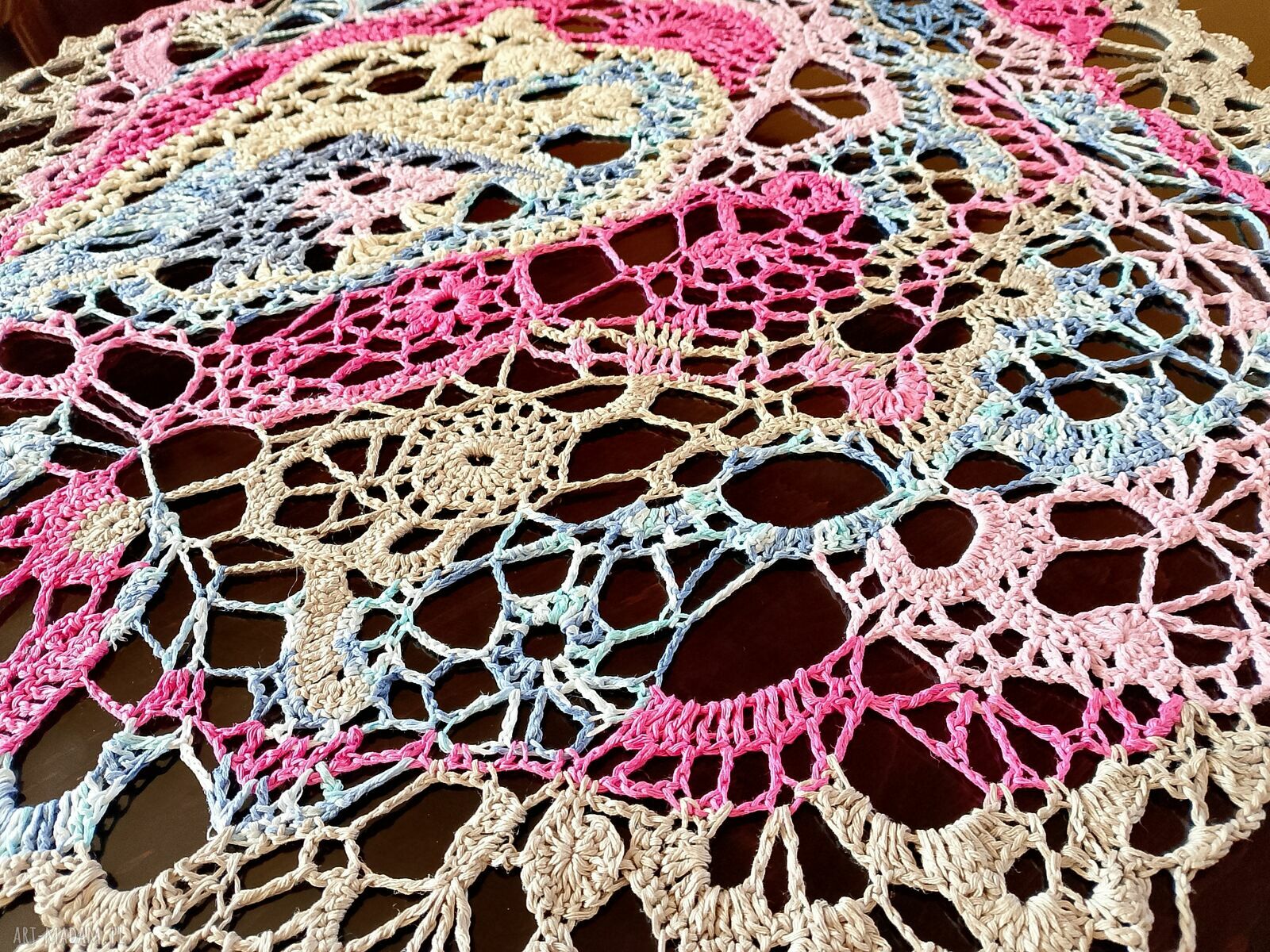 Obrus Freeform - rękodzieło szydełkowe z bawełny 100% (75 x 78 cm)