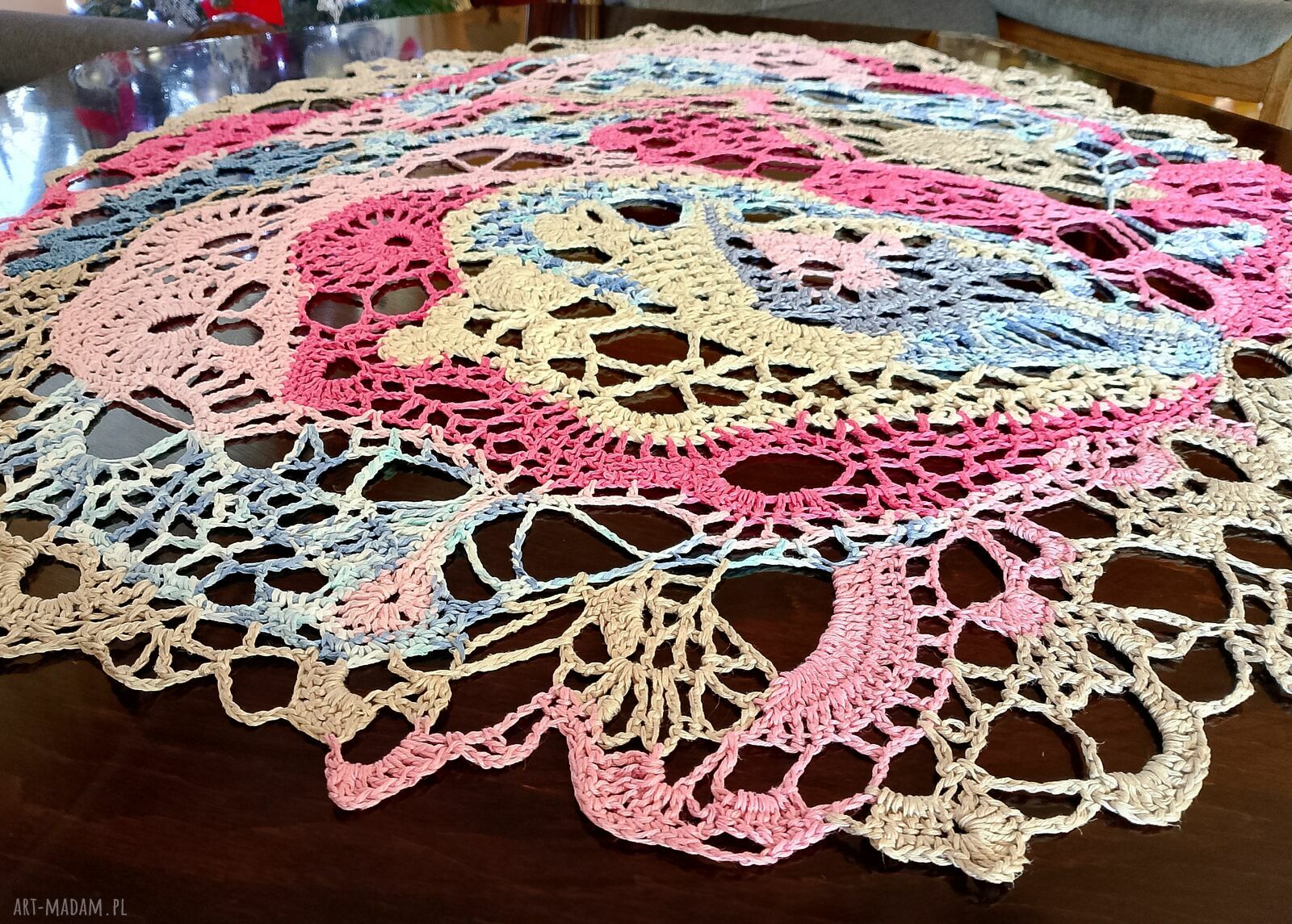 Obrus Freeform - rękodzieło szydełkowe z bawełny 100% (75 x 78 cm)