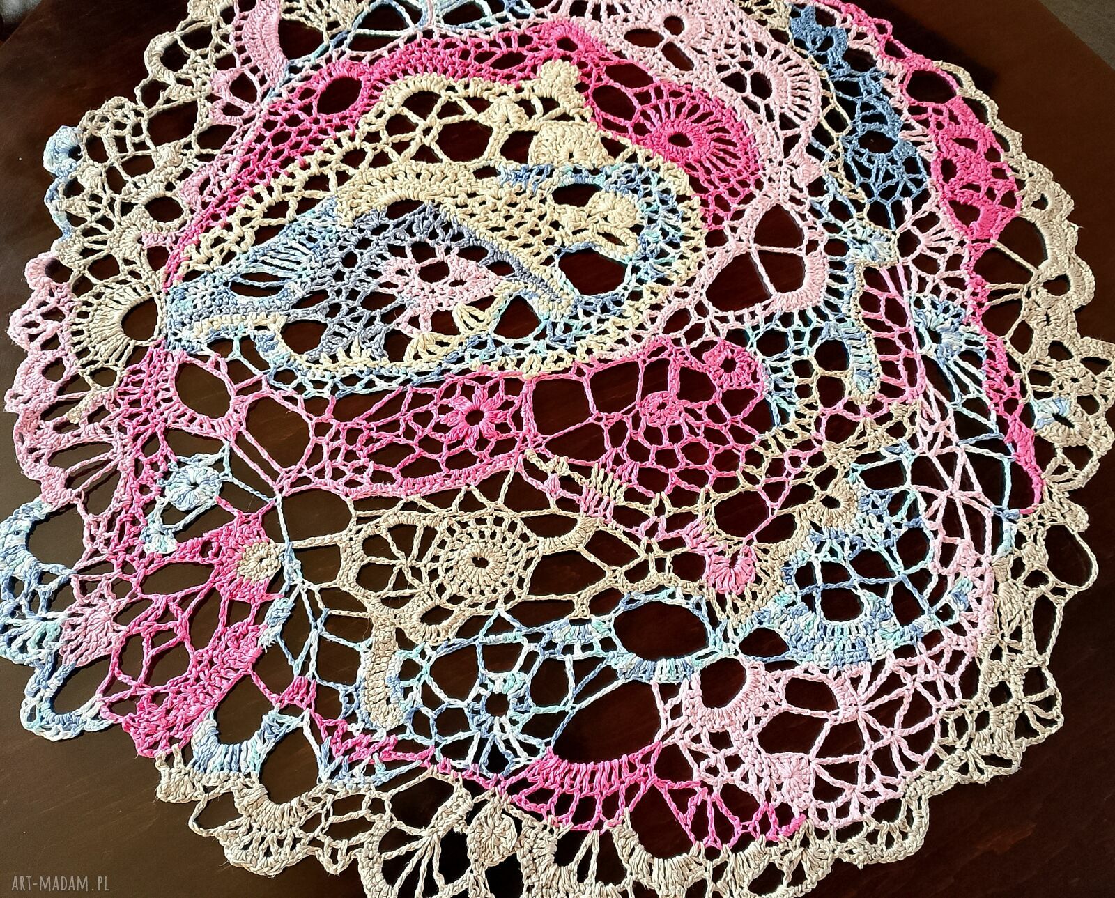 Obrus Freeform - rękodzieło szydełkowe z bawełny 100% (75 x 78 cm)
