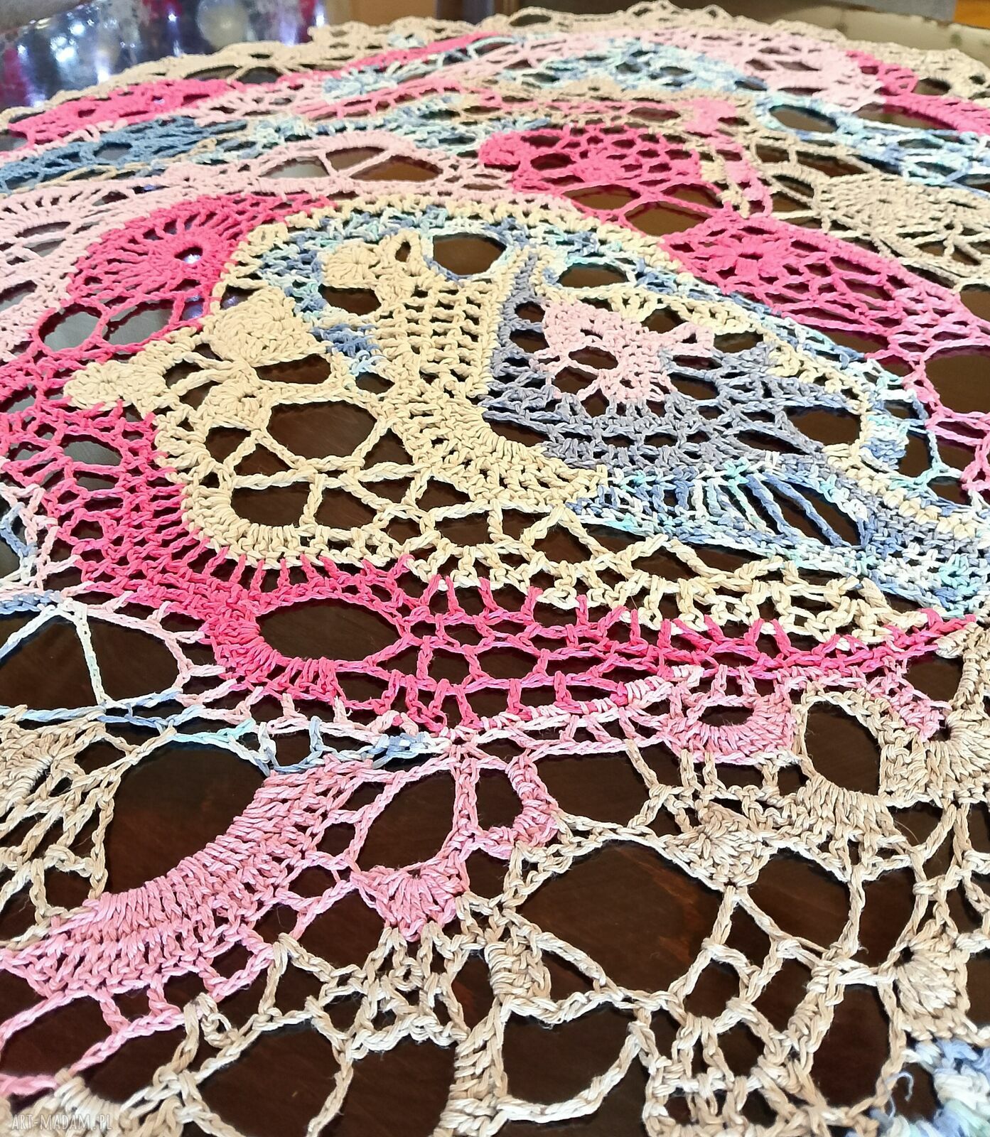 Obrus Freeform - rękodzieło szydełkowe z bawełny 100% (75 x 78 cm)