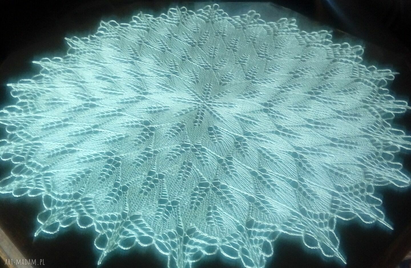 Obrus na drutach 90 cm w jasnej oliwce - koronkowa ozdoba Twojego stołu