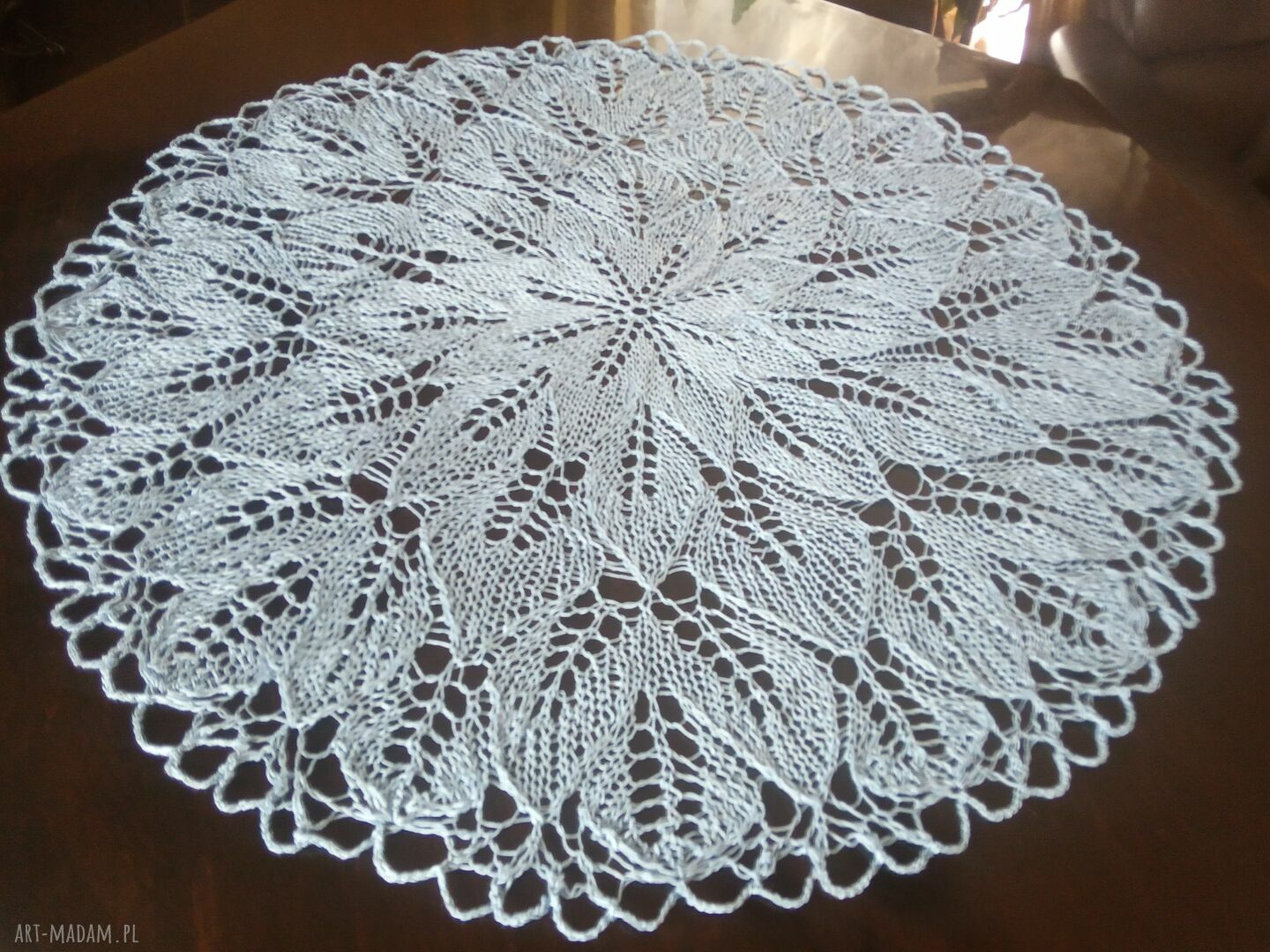 Ręcznie robiony obrus na drutach w błękitnej koronce 3D (85 cm)