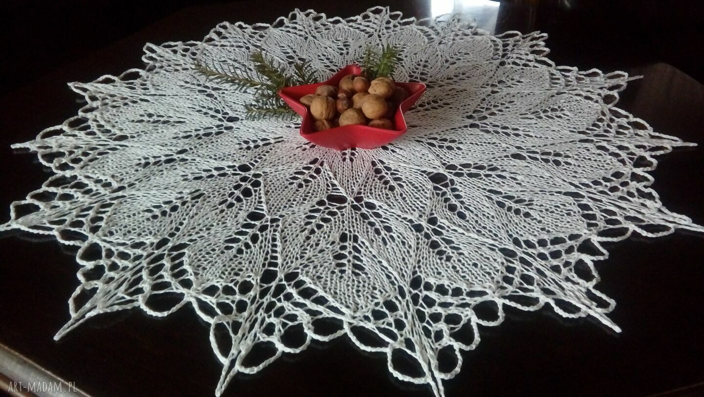 Biały obrus na drutach 82 cm z koronkowym wzorem (efekt 3D)