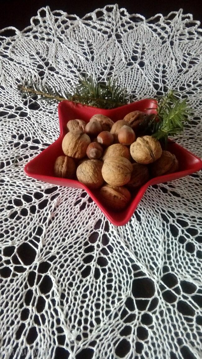Biały obrus na drutach 82 cm z koronkowym wzorem (efekt 3D)