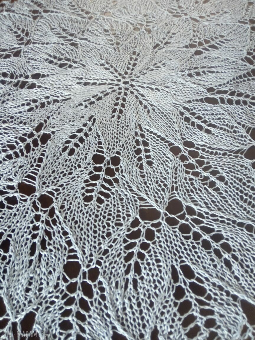 Ręcznie robiony obrus na drutach w błękitnej koronce 3D (85 cm)