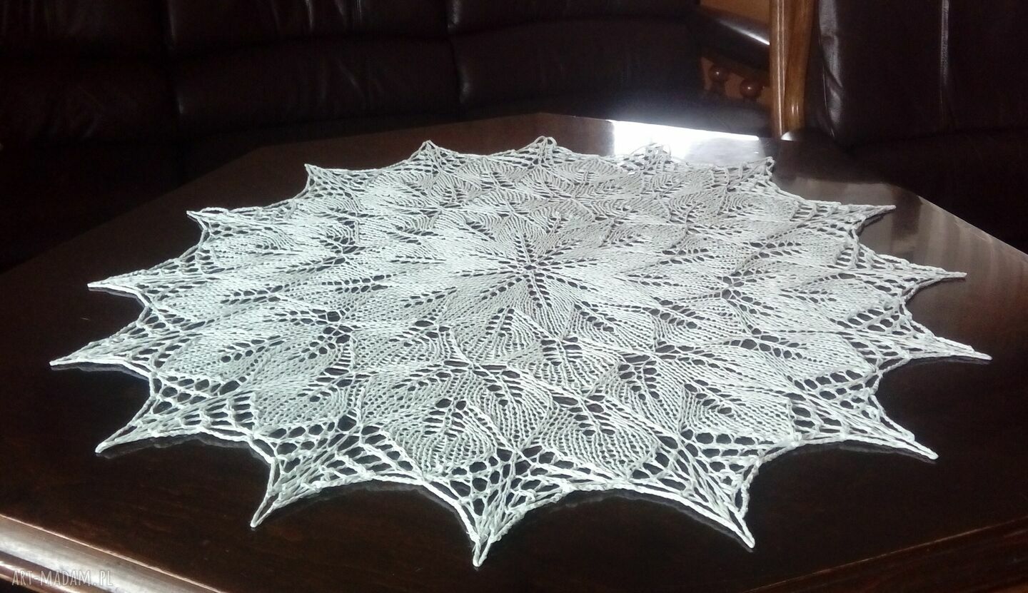 Obrus na drutach w jasnej mięcie - bawełniana koronka 82 cm