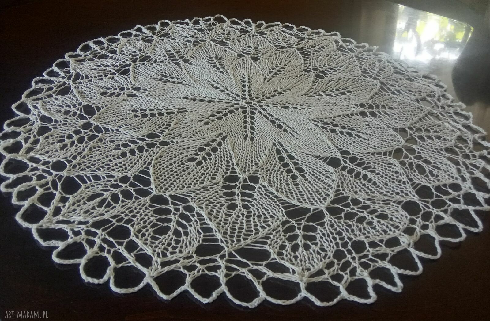 Kremowy obrus na drutach - ręcznie robiona koronka 65 cm
