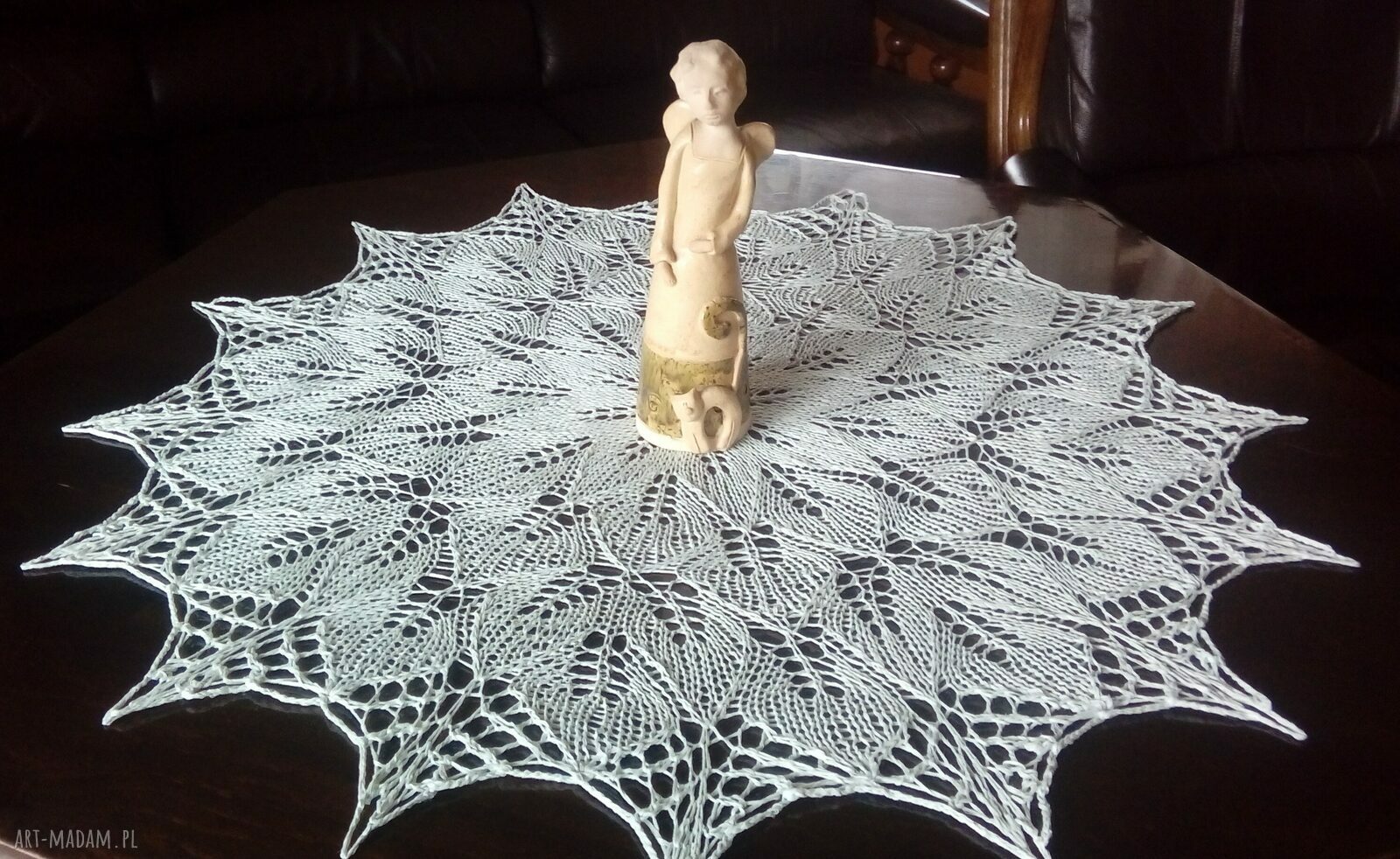 Ręcznie robiony obrus na drutach z koronki 3D (śr. 60 cm) w kolorze kremowym