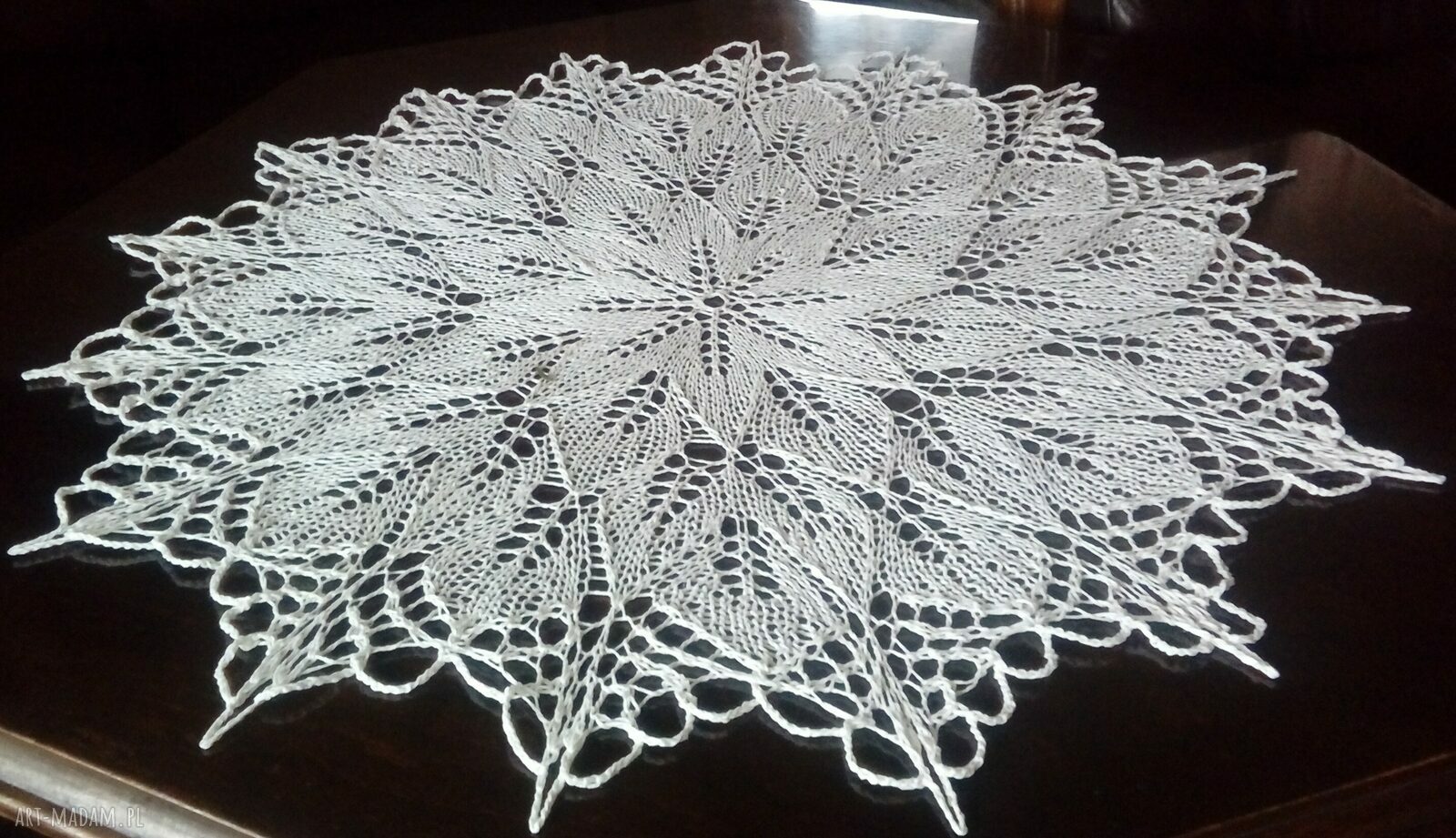 Biały obrus na drutach 82 cm z koronkowym wzorem (efekt 3D)