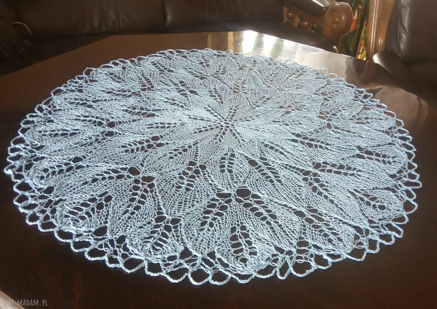 Ręcznie robiony obrus na drutach w błękitnej koronce 3D (85 cm)