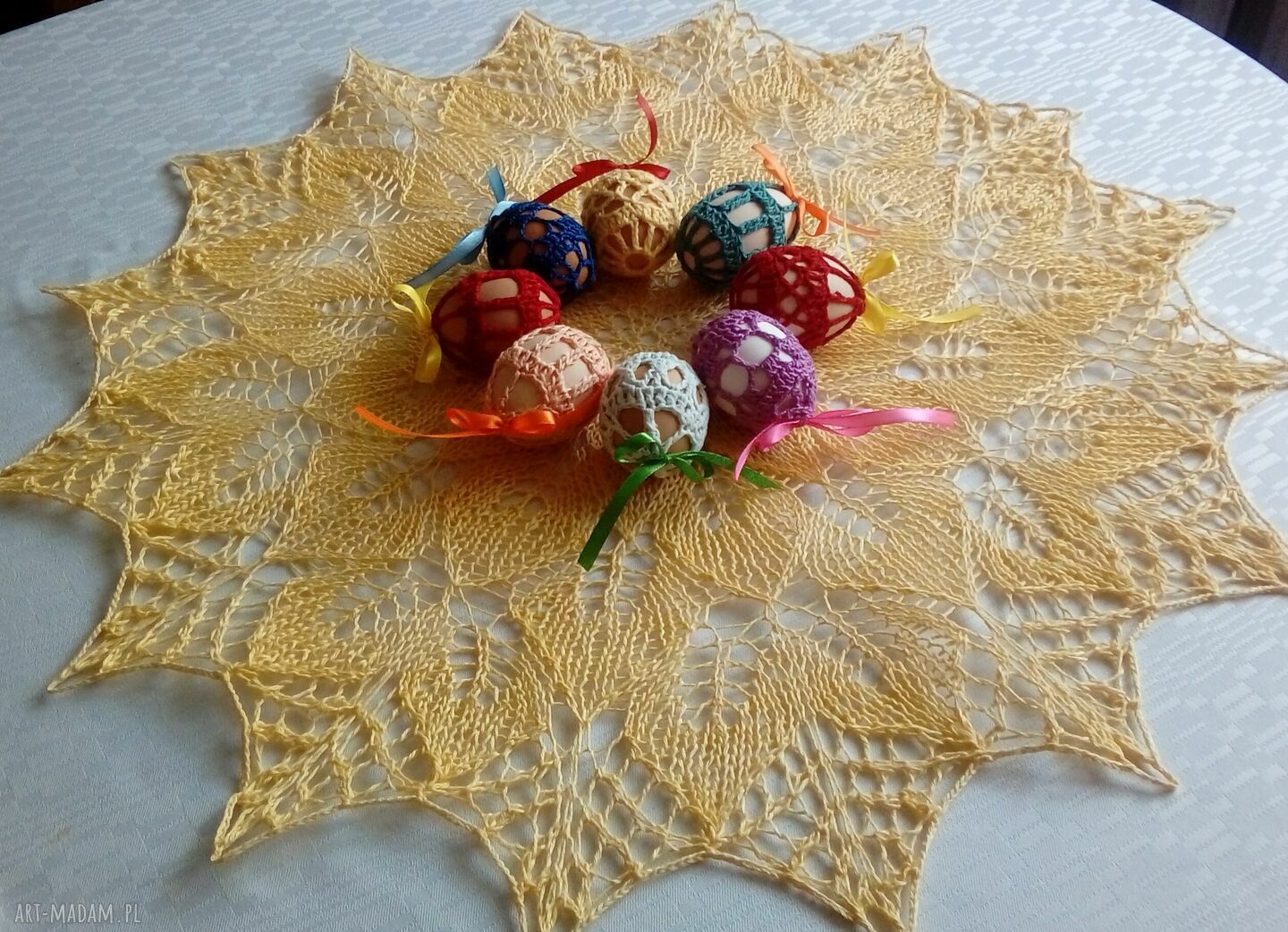 Żółty obrus na drutach z koronki 3D